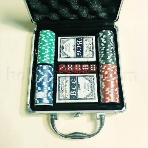 Покерний набір в кейсі 100 покерних фішок Покерний набір в кейсі 100 покерних фішок